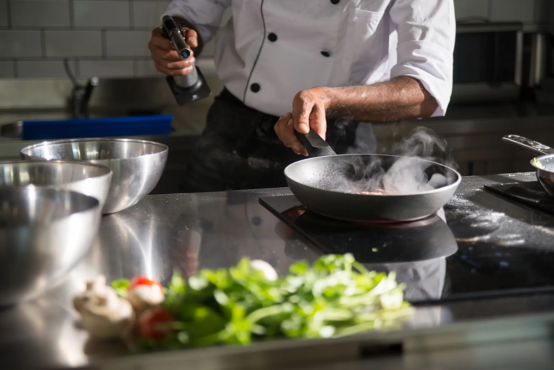 Chef préparant un plat traditionnel algérien en cuisine