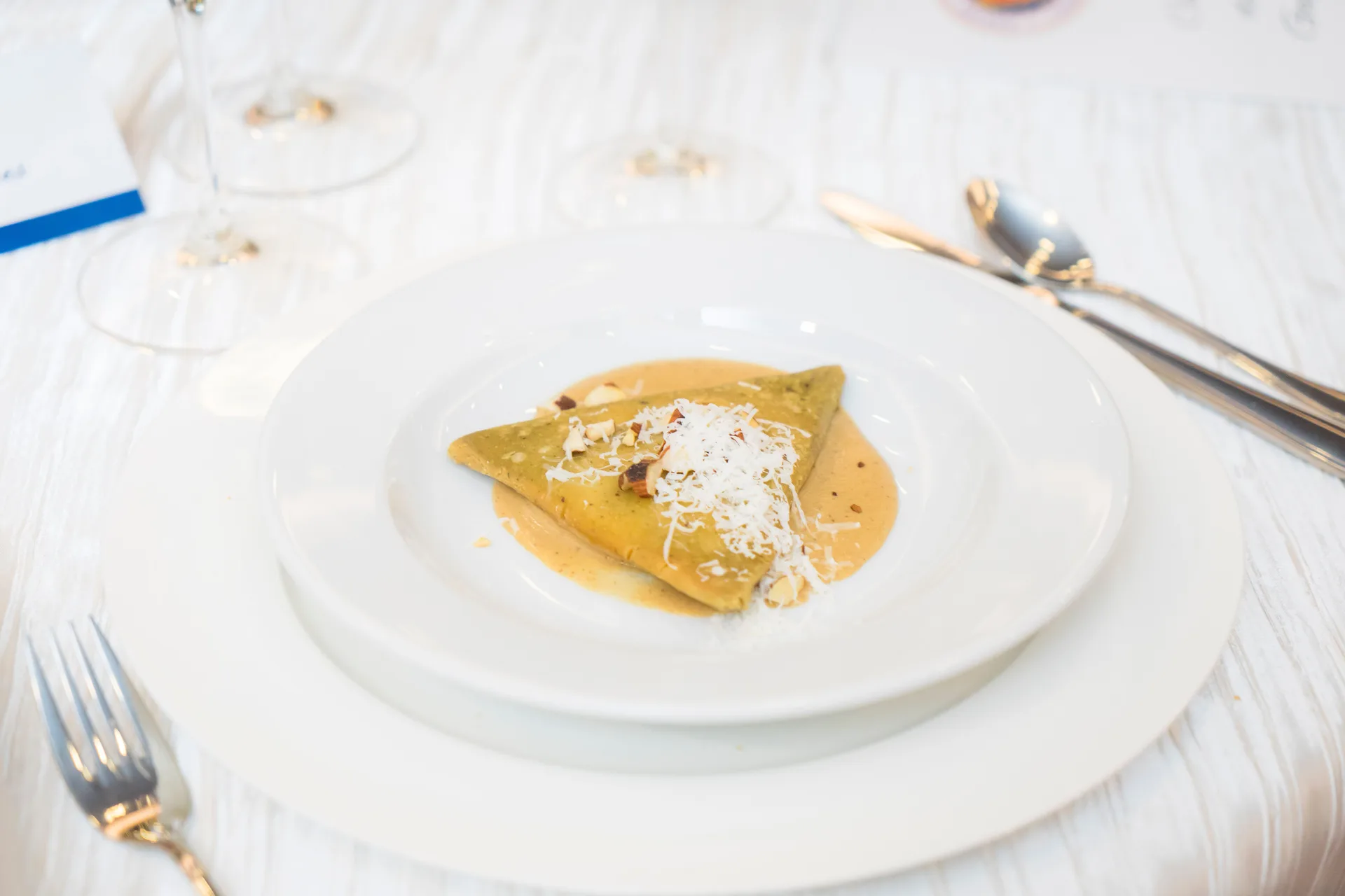 Plat traditionnel algérien soigneusement dressé